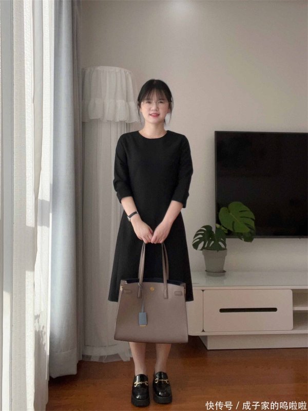 佳禾配资 优雅气质的小黑裙