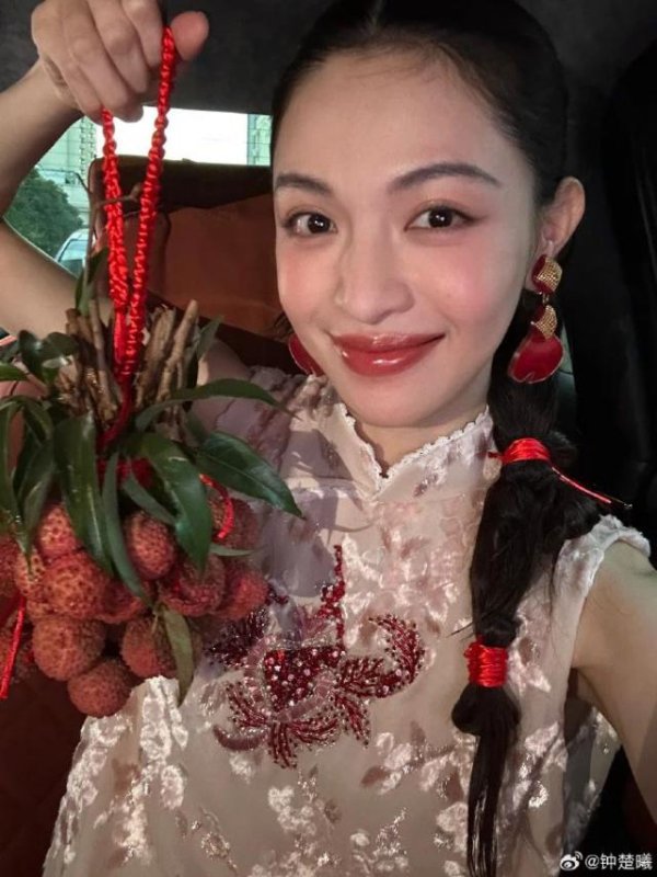 好易配资 还记得那一年的王菲、舒淇、铃木保奈美吗？来看看“经济上行的美”有多绝！