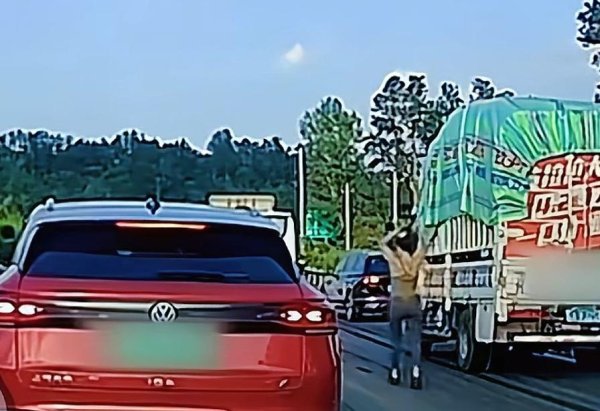 鼎坤策略 高速路上遇车祸堵车，女子下车步行被追尾车弹飞，网友质疑其看热闹 本人回应