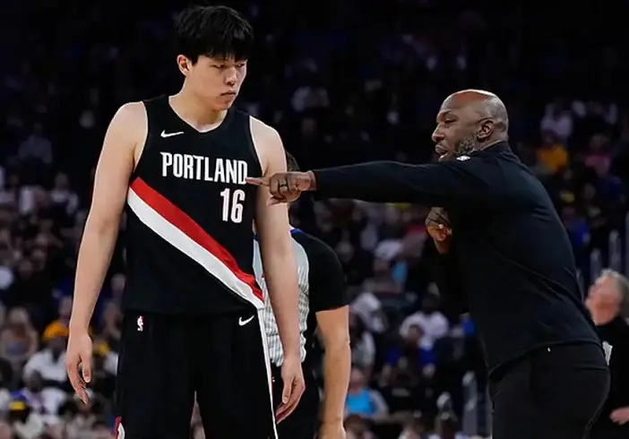 信德 4分4板4失误6犯！杨瀚森首秀交足学费，比卢普斯赛后把话挑明