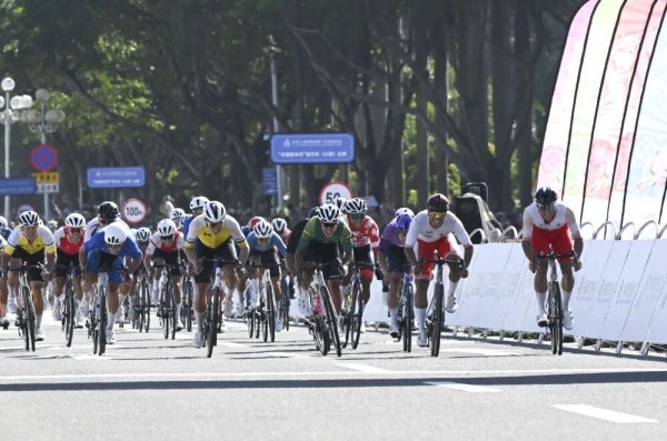 捷希源 这名选手夺冠！直击全运会史上首个跨境自行车赛→